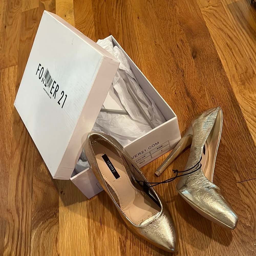 Forever21 NWT hidden platform gold 5” 7